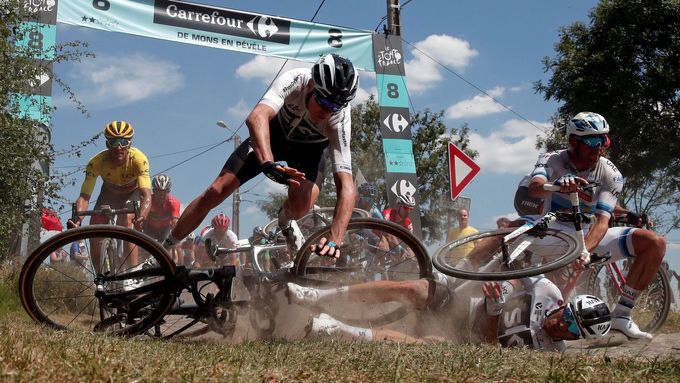 Takto šel Chris Froome k zemi při loňské Tour de France. Jeho středeční pád má ovšem mnohem horší následky.