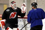 Hokejisté Martin Brodeur a Ryan Carter spolu vtipkují během tréninku New Jersey Devils. Forma veterána v brance New Jersey je v play-off překvapivě výborná.