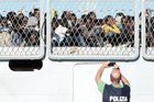 Itálie se rozhodla odvážet migranty od hranice s Francií. Jiné regiony se zdráhají je přijmout