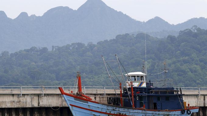 Na takových rybářských lodích se barmští uprchlíci plaví několik týdnů.