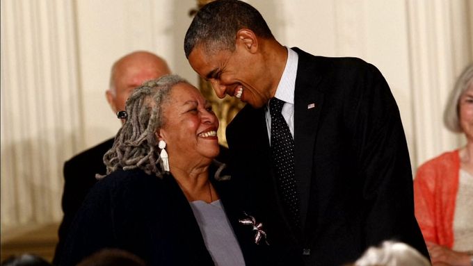 Medailí svobody v roce 2012 tehdejší americký prezident Barack Obama vyznamenal také spisovatelku Toni Morrisonovou.