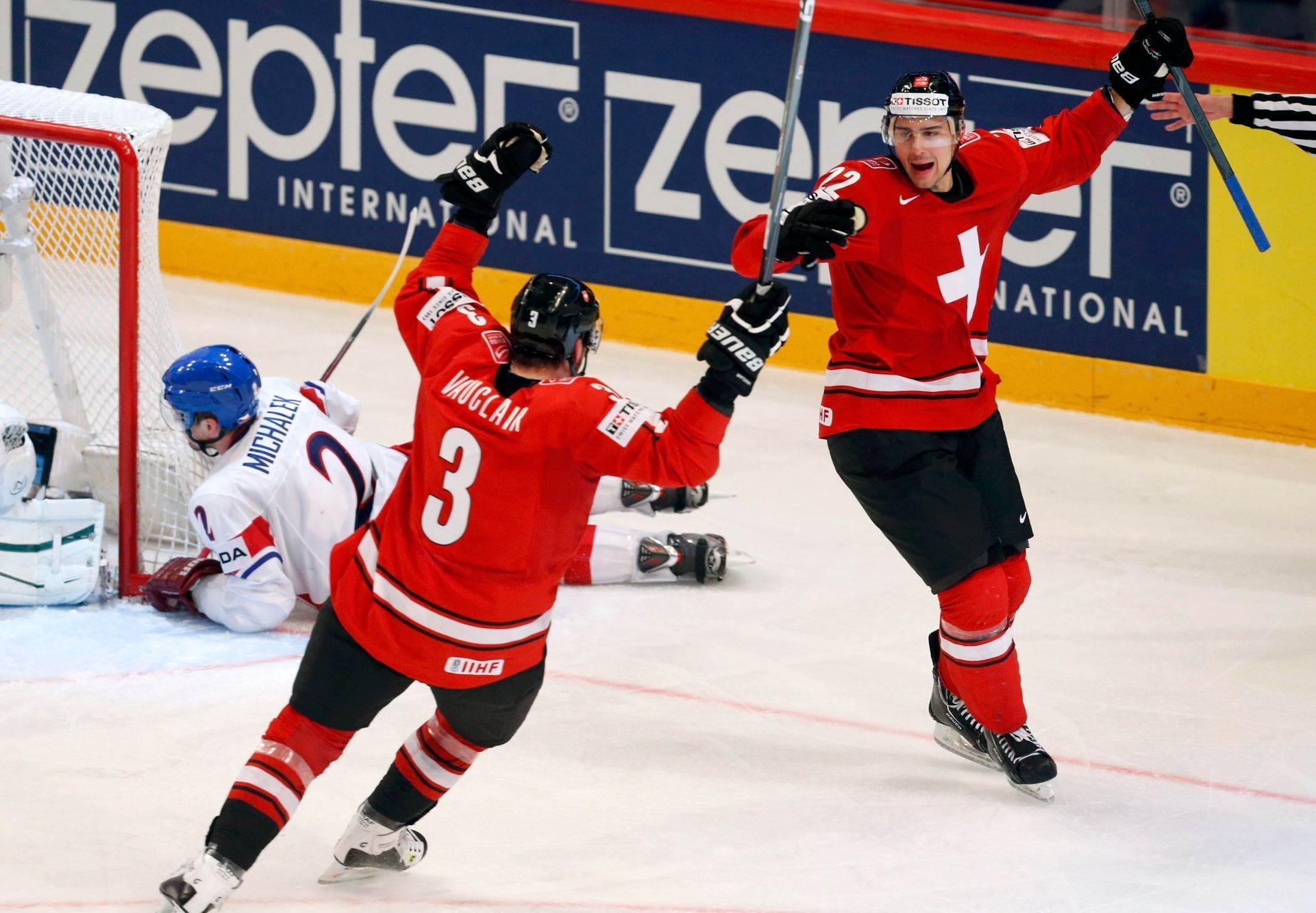 Hokej, MS 2013, Česko - Švýcarsko: Nino Niederreiter (vpravo) slaví gól na 0:2