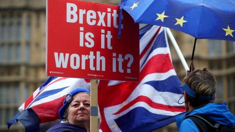 Drtivá porážka Mayové: Britští poslanci odmítli dohodu o Brexitu