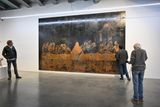 Sálům Musea Kampa vévodí více než pět metrů dlouhá, na mědi malovaná varianta Leonardovy Poslední večeře (na snímku) od italského malíře Nicoly Samoriho z roku 2019.