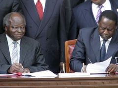 Prezident Mwai Kibaki (vlevo) a premiér Raila Odinga při podpisu dohody o vytvoření vlády národní jednoty