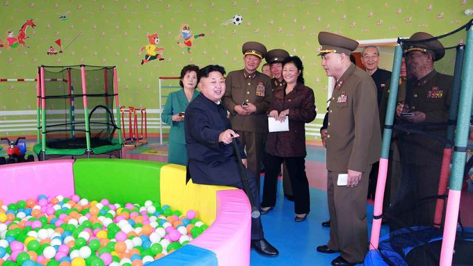 Kim Čong-un na návštěvě dětského domova a sirotčince v Pchjongjangu.