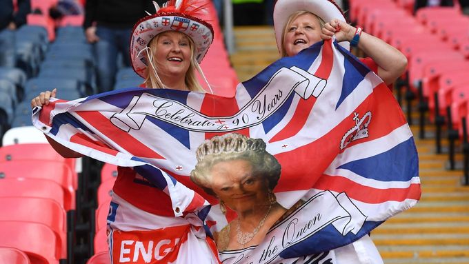 Anglické dámy s vlajkou s podobiznou královny Alžběty II. na zápase Česko - Anglie na ME 2021.