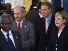 Zleva: Generální tajemník OSN Kofi Annan, šéf Světové obchodní organizace (WTO) Pascal Lamy, britský premiér Tony Blair a německá kancléřka Angela Merkelová na společné fotografii.