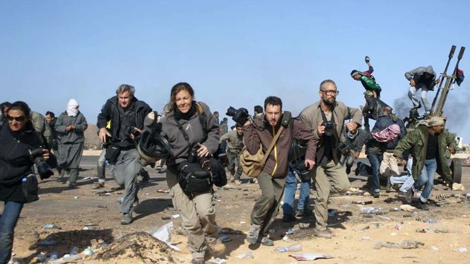 Fotoreportéři například z New York Times nebo Getty Images utíkají před bombami svrženými provládními letadly poblíž kontrolního místa Rás Lanúf.