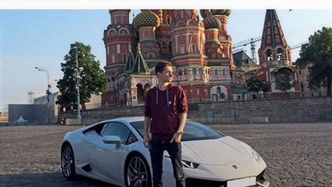 Hacker Nikulin a jeho luxusní sportovní auto na Rudém náměstí.