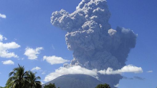 Sopka Chaparrastique v Salvadoru se probudila, o víkendu chrlila kouř a popel.