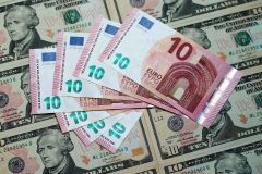 Koruna oslabila k euru, vůči dolaru naopak posílila