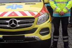 Vůz pražské záchranky srazil ženu, která později zemřela. Řidič k jízdě s majákem neměl důvod