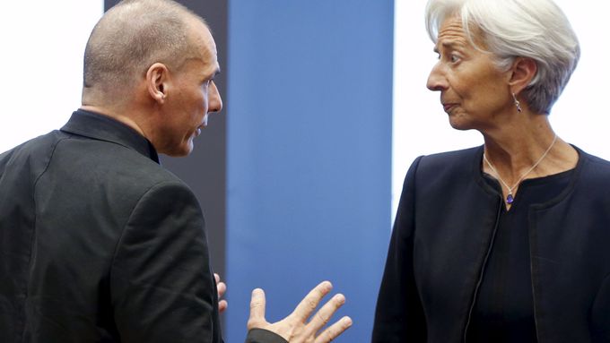 Řecký ministr financí Varufakis hovoří s šéfkou Mezinárodního měnového fondu Lagardeovou před čtvrtečním klíčovým jednáním v Lucemburku.