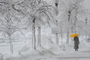 Foto: Tolik sněhu, že nemohli projet ani silničáři. New York se zbarvil do bíla