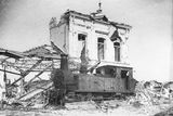 Scéna ze země nikoho. Zničená železniční stanice v Nieuport-les-Bains.