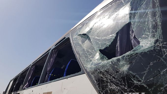 Poškozený autobus v Egyptě