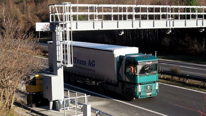 Kamiony se dálnicím kvůli mýtnému vyhýbají