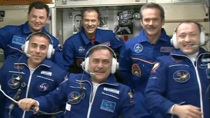 Již kompletní 35. posádka ISS.