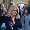 Slovenská prezidentka Zuzana Čaputová před Filozofickou fakultou v Praze
