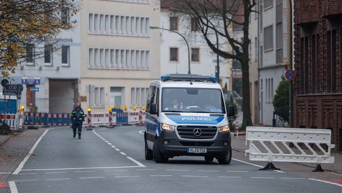 Obyvatelé západoněmeckého Osnabrücku museli kvůli nevybuchlé munici z 2. světové války opustit své byty v neděli brzy ráno; 9. 11. 2025.