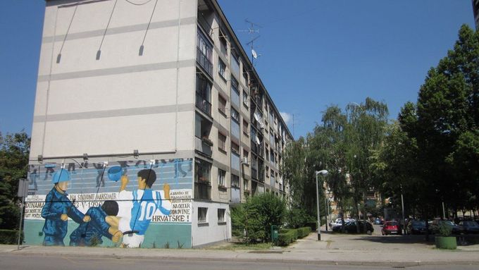 Grafiti v Záhřebu zobrazující známý okamžik. Záložník Zvonimir Boban a jeho kop proti jugoslávskému policistovi.