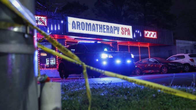 Při střelbě ve třech masážních salonech v Atlantě zemřelo nejméně osm lidí.