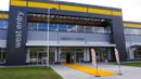 Úterý 8. září, Dobrovíz u Prahy. Americký internetový obchod Amazon slavnostně otevírá nové distribuční centrum.