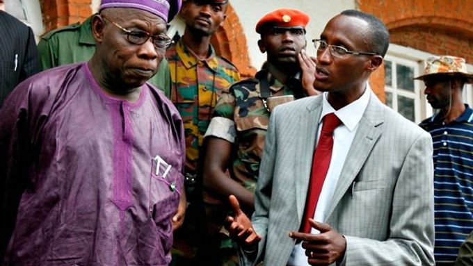 Vyslanec OSN Olusegun Obasanjo (vlevo) a vůdce povstalců Laurent Nkunda