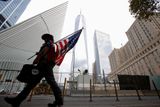 Dolní část newyorského Manhattanu se v neděli stala místem pietní vzpomínky na téměř 3000 obětí teroristických útoků na New York a Washington ze září 2001.