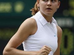 Lucie Šafářová prožívá zápas třetího kola Wimbledonu proti Jeleně Jankovičové.