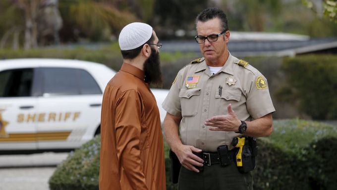 Policista vyšetřující střelbu v San Bernandinu se vyptává jednoho muslima z mešity na podezřelého Farooka. Ten ve zdejší mešitě býval k vidění dvakrát až třikrát týdne.