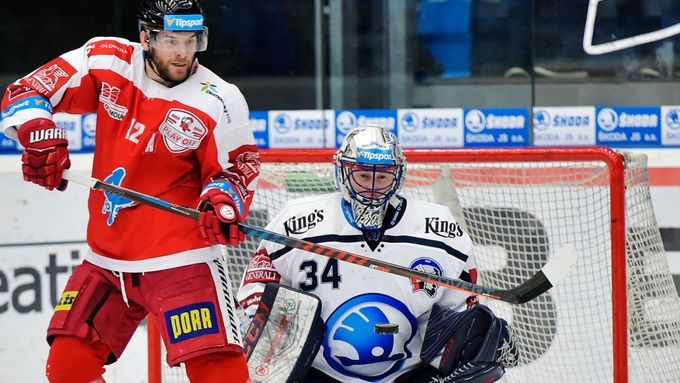Jan Knotek z Olomouce a brankář Plzně Dominik Frodl ve druhém čtvrtfinále play off hokejové extraligy.