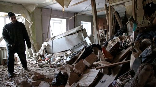 Místní obyvatel Nikolaj (82) obhlíží svůj byt zničený při nedávném bombardování Doněcku.