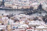 Sněhový poprašek dává městu zcela jinou atmosféru. Na snímku je Karlův most vyfotografovaný z Petřínské rozhledny.
