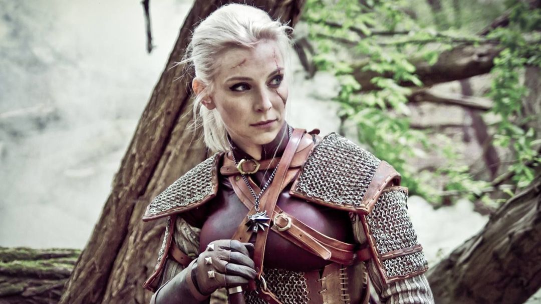 Alžběta Trojanová v cosplay kostýmu Geraltky ze hry Zaklínač.