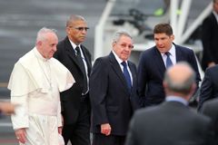 Papež František přiletěl na Kubu. Raúl Castro mu poděkoval za pomoc při sbližování s USA