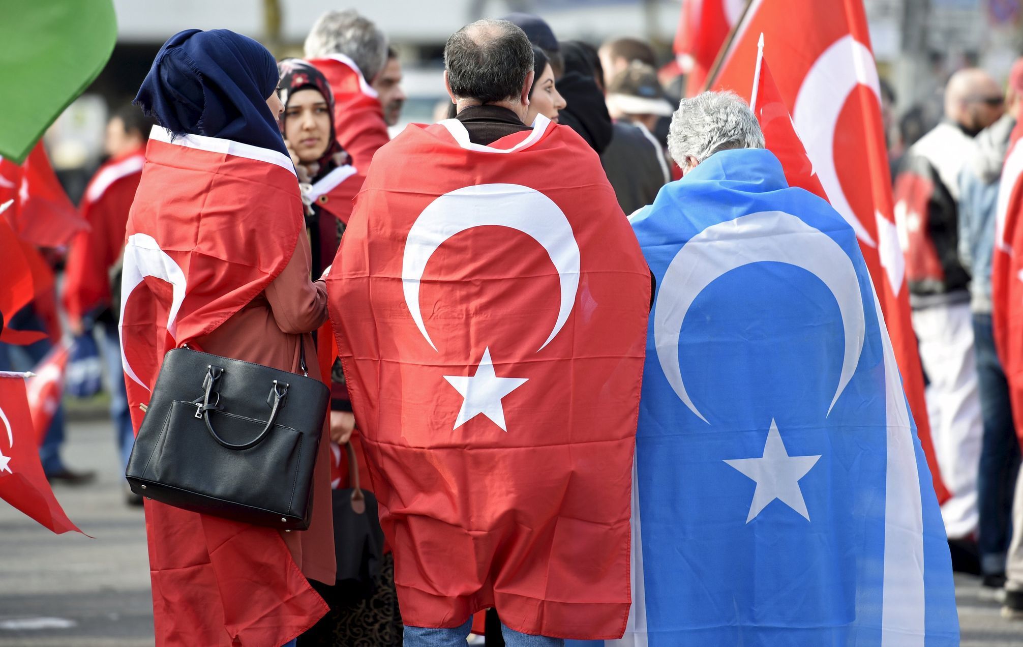 Turecko vlajka File photo of pro-Turkish protesters wearing Turkish flags taking part in a demonstration in Hamburg