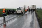 Při nehodě u Lubence zemřeli tři lidé, silnice je uzavřená