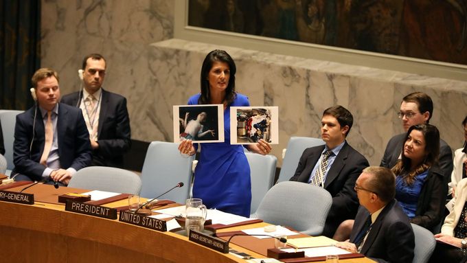 Rada bezpečnosti OSN jedná o chemickém útoku v Chán Šajchúnu. Velvyslankyně Spojených států při OSN Nikki Haleyová ukazuje snímky obětí.