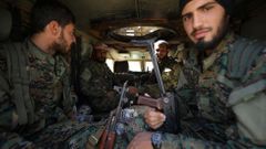 Vojáci Syrských demokratických sil (SDF) v transportéru v Rakce.