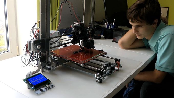 Čtrnáctiletý programátor Tomáš Veselý se svou vlastnoručně vyrobenou 3D tiskárnou.