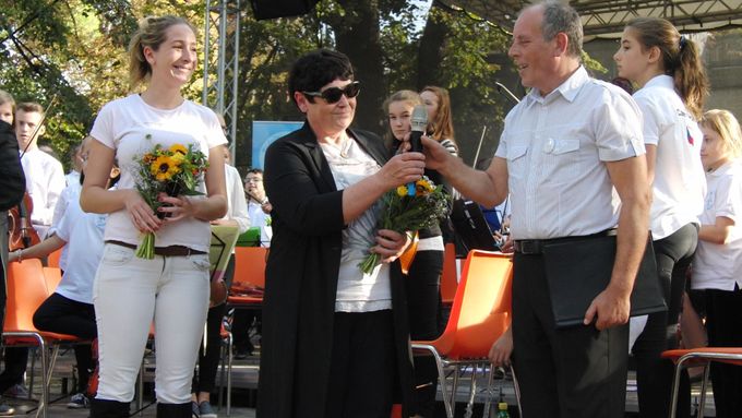 Zakladatelka Nadačního fondu Harmonie Milada Cholujová (uprostřed)