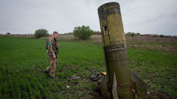 Ukrajinský voják u zbytků ruské rakety.