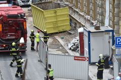 Policie stíhá dva lidi kvůli zřícení budovy v Praze, při němž se zranili tři dělníci