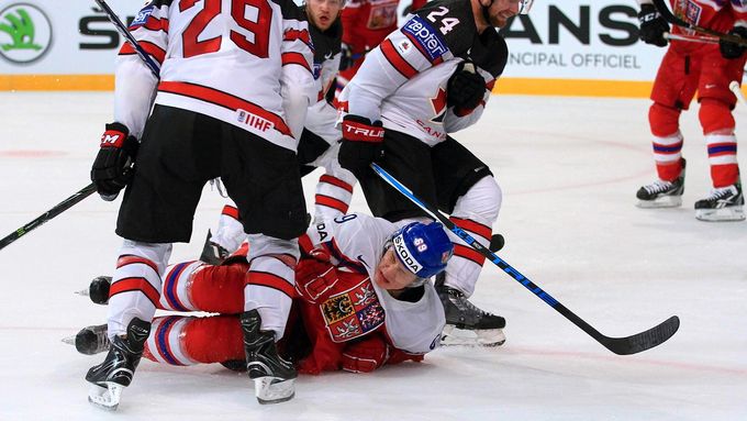 Lukáš Radil na zemi jakoby symbolizovalo snahu českých hokejistů dát Kanadě v prvním zápase skupiny B MS v Paříži gól. Nakonec soupeřova brankáře překonal jen on.