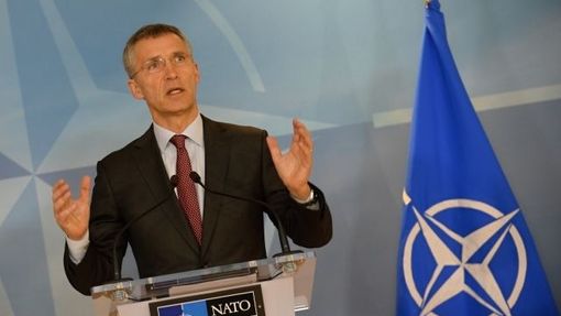 Generální tajemník NATO Jens Stoltenberg hovoří 3. března 2015 na tiskové konferenci po setkání se slovenským prezidentem Andrejem Kiskou.