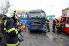 Pražský okruh blokovala nehoda několika kamionů a dodávky. V nemocnici skončili dva muži