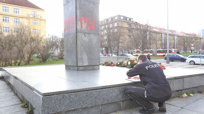 Obrazem: Do sporu o tabulku u Koněvova památníku zasáhli vandalové. Posprejovali sochu letopočty