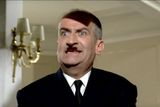 Grand restaurant pana Septima (1966). Louis de Funès sděluje svůj recept německému hostovi tak vášnivě, až se změní v Hitlera. Vlasy na patku a knírek jsou pouhé stíny od lustru. S nápadem imitovat nacistického vůdce přišel sám de Funès.
